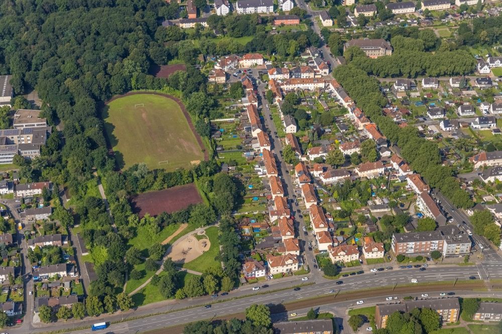 Aerial image Duisburg - Ensemble of sports grounds in the residential area Im Kleinen Feld - Friedrich-Ebert-Strasse in the district Vierlinden in Duisburg at Ruhrgebiet in the state North Rhine-Westphalia, Germany