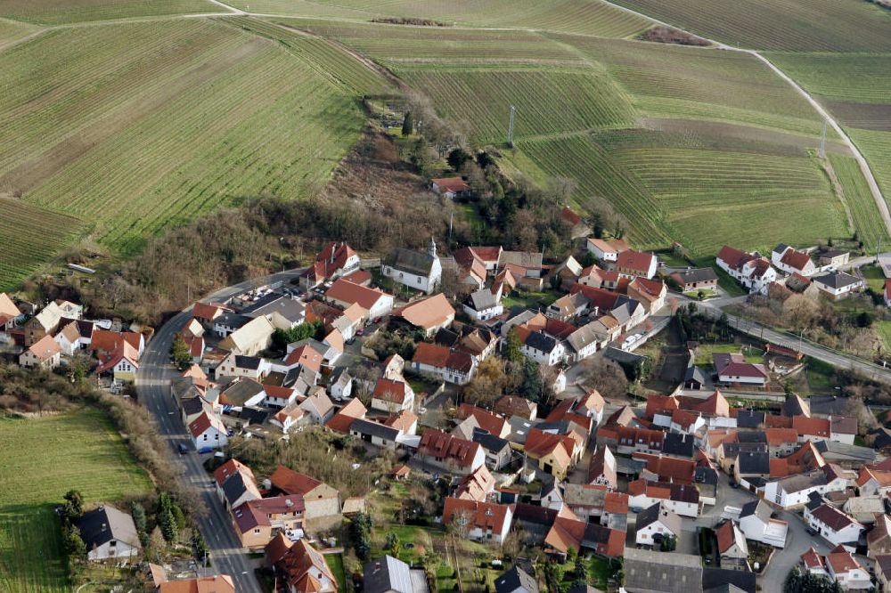 Aerial image Ensheim - Blick auf die Ortschaft Ensheim im Landkreis Alzey-Worms in Rheinland-Pfalz. Die Gemeinde Ensheim gehört zur Verbandsgemeinde Wörrstadt. View to the village Ensheim in Rhineland-Palatinate.