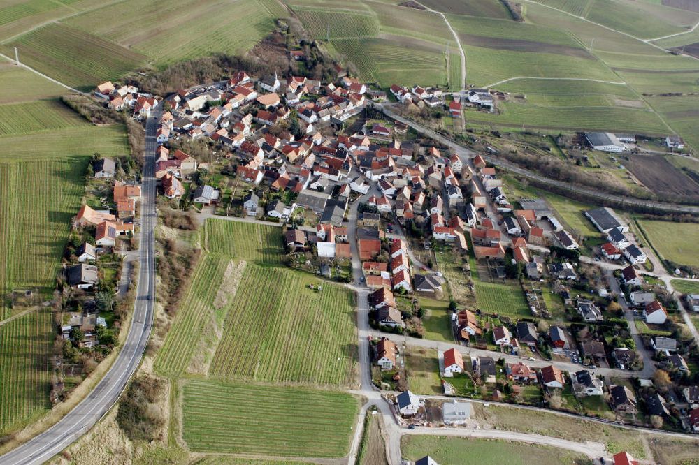 Aerial photograph Ensheim - Blick auf die Ortschaft Ensheim im Landkreis Alzey-Worms in Rheinland-Pfalz. Die Gemeinde Ensheim gehört zur Verbandsgemeinde Wörrstadt. View to the village Ensheim in Rhineland-Palatinate.