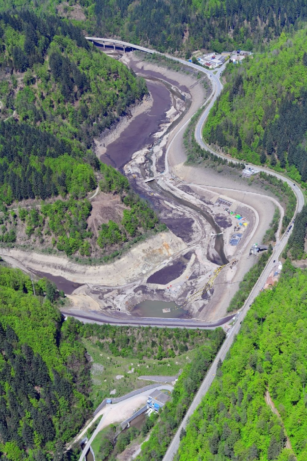 Wehr from the bird's eye view: Empty reservoir and shore areas for revision works at the lake Wehratal-Staubecken in Wehr in the state Baden-Wuerttemberg, Germany