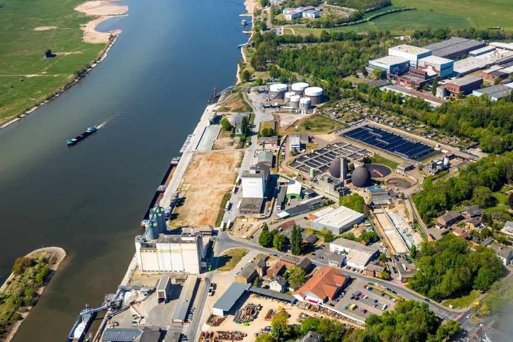 Aerial photograph Wesel - Development area and fallow land on the site on the Hafenstrasse overlooking the local sewage treatment plant and the work premises of the logistics company Rhenus SE & Co. KG in Wesel in the federal state of North Rhine-Westphalia, Germany
