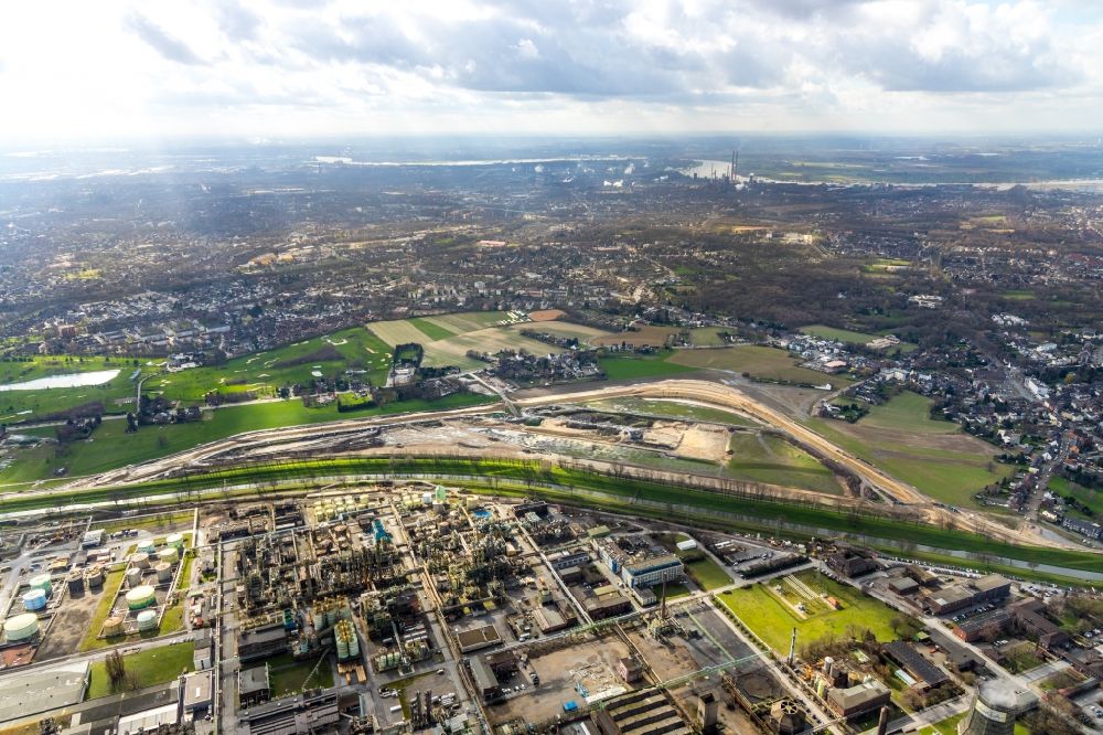 Oberhausen from the bird's eye view: Development area and building land fallow with a construction site of EMSCHERGENOSSENSCHAFT / LIPPEVERBAND at Holtener Bruch in Oberhausen in the state North Rhine-Westphalia, Germany