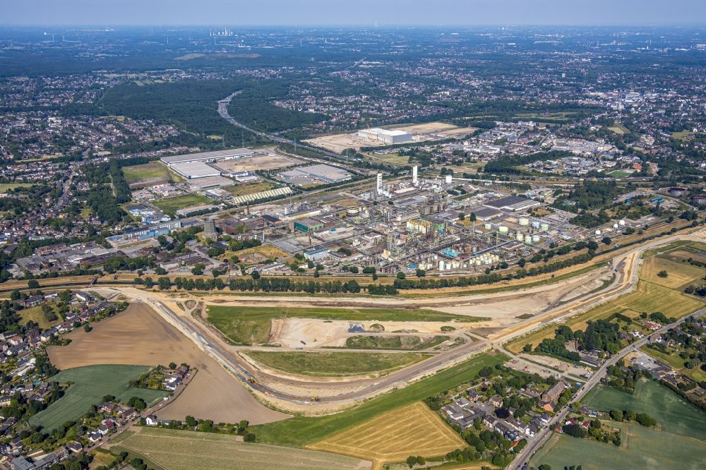 Oberhausen from above - Development area and building land fallow with a construction site of EMSCHERGENOSSENSCHAFT / LIPPEVERBAND at Holtener Bruch overlooking the technical facilities of the chemical plant of AIR LIQUIDE Deutschland GmbH in Oberhausen in the state North Rhine-Westphalia, Germany