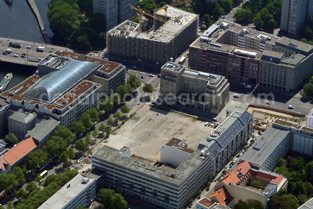 Berlin from the bird's eye view: Development area and building land fallow Breite Strasse corner Scharrenstrasse in the district Mitte in Berlin, Germany