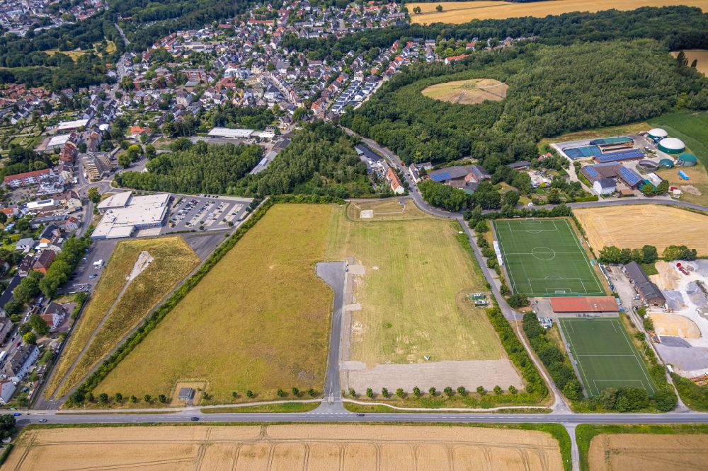 Castrop-Rauxel from the bird's eye view: Development area and building land fallow on street Mengeder Strasse in the district Schwerin in Castrop-Rauxel at Ruhrgebiet in the state North Rhine-Westphalia, Germany