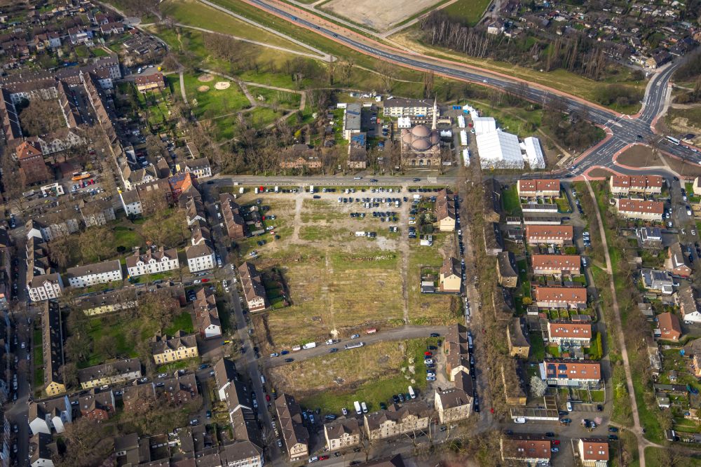 Aerial photograph Duisburg - Development area and building land fallow on Warbruckstrasse in Duisburg in the state North Rhine-Westphalia, Germany