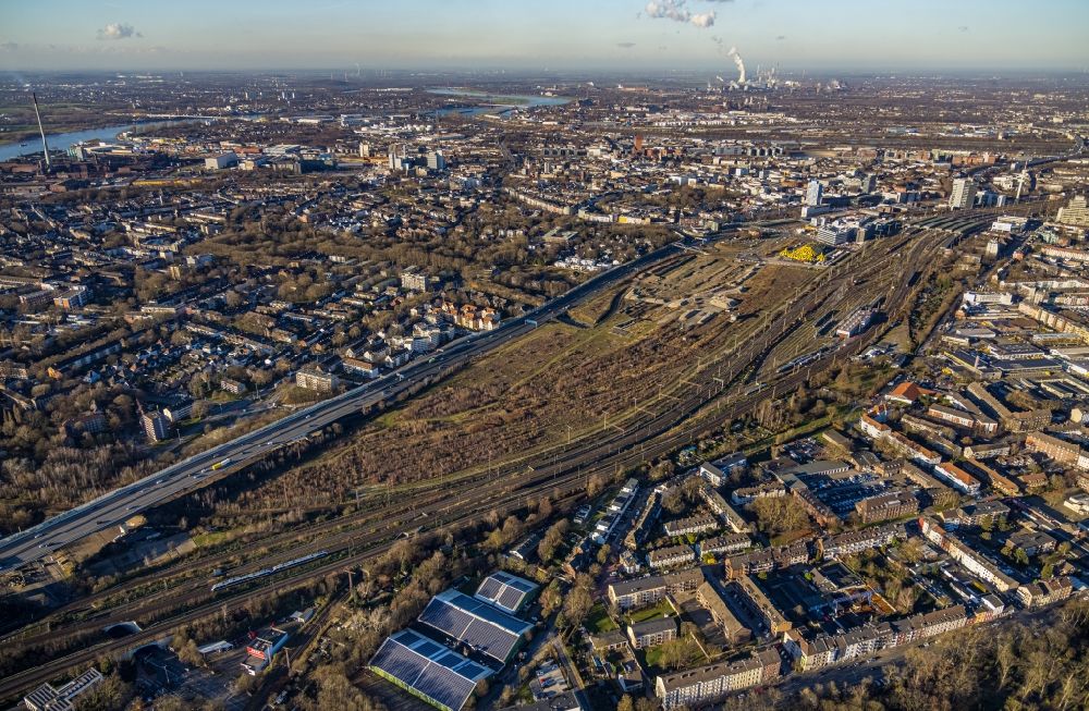 Duisburg from above - Development area and building land fallow between of BAB59 and den Bahngleisen in the district Dellviertel in Duisburg at Ruhrgebiet in the state North Rhine-Westphalia, Germany