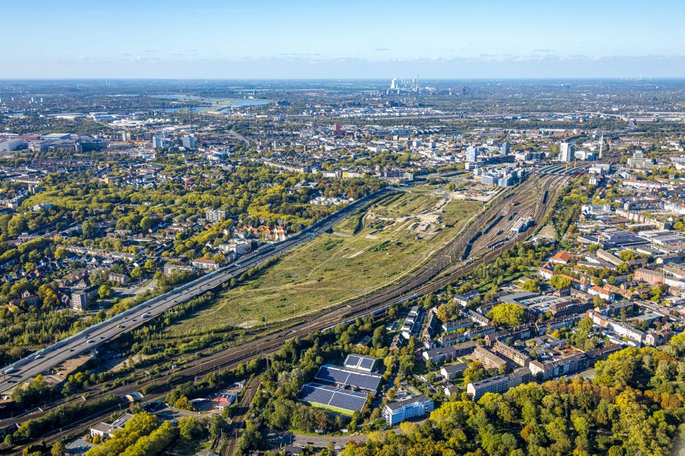 Aerial image Duisburg - Development area and building land fallow between of BAB59 and den Bahngleisen in the district Dellviertel in Duisburg at Ruhrgebiet in the state North Rhine-Westphalia, Germany
