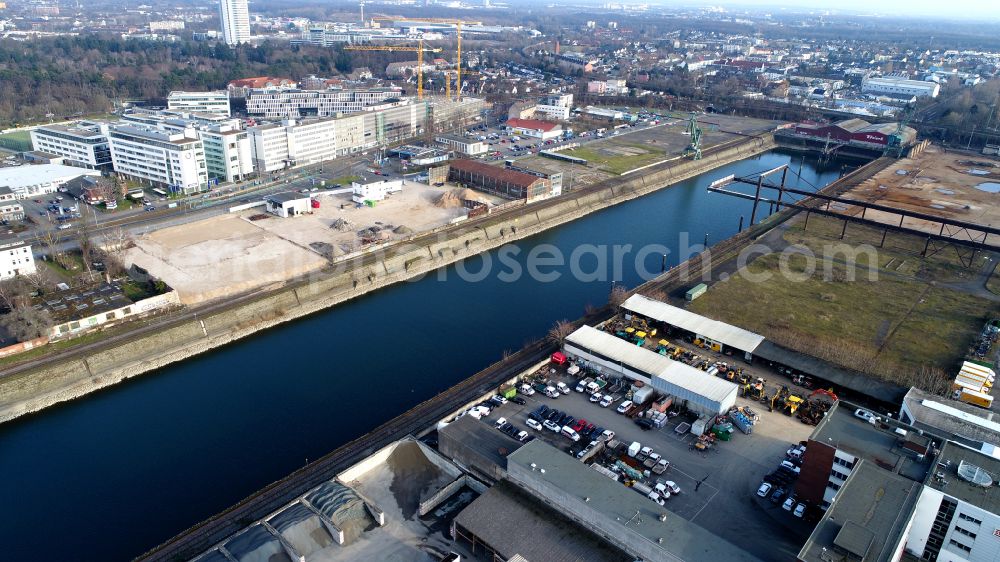 Köln from the bird's eye view: Ship moorings at the inland harbor basin Deutzer Hafen on the banks of the Rhine river in Cologne in the state North Rhine-Westphalia, Germany