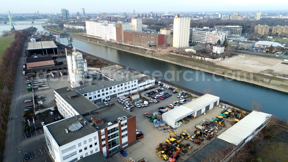 Aerial photograph Köln - Ship moorings at the inland harbor basin Deutzer Hafen on the banks of the Rhine river in Cologne in the state North Rhine-Westphalia, Germany