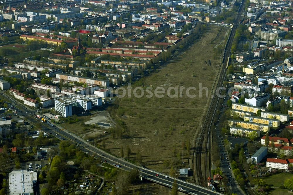 Aerial photograph Berlin - Development area of a??a??the disused and unused areas on the former marshalling yard of the Deutsche Bahn between Damerowstrasse, Granitzstrasse and Muehlenstrasse to the new city quarter Pankower Tor in Berlin, Germany