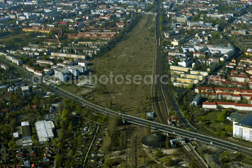 Berlin from above - Development area of a??a??the disused and unused areas on the former marshalling yard of the Deutsche Bahn between Damerowstrasse, Granitzstrasse and Muehlenstrasse to the new city quarter Pankower Tor in Berlin, Germany