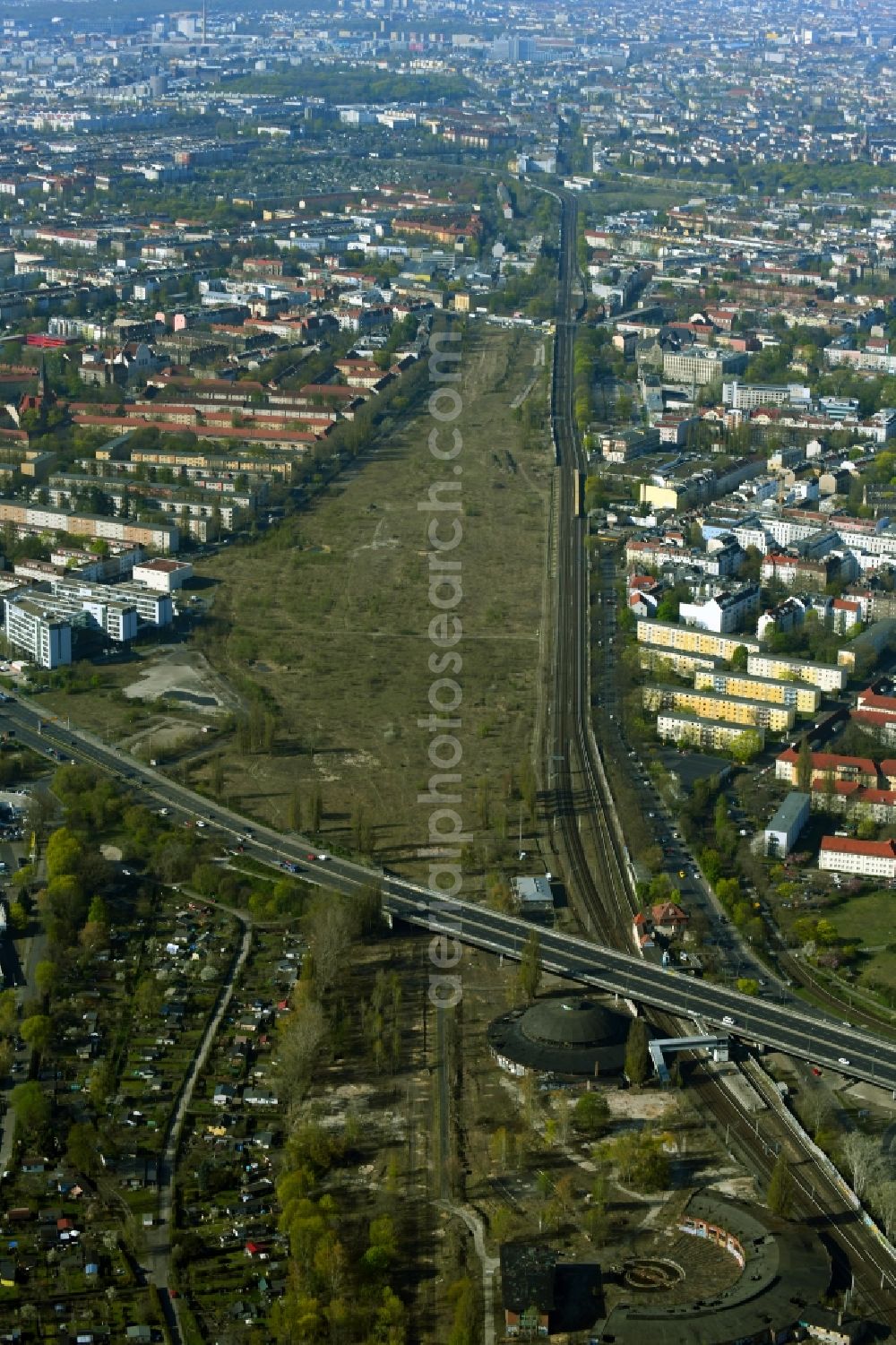 Berlin from the bird's eye view: Development area of a??a??the disused and unused areas on the former marshalling yard of the Deutsche Bahn between Damerowstrasse, Granitzstrasse and Muehlenstrasse to the new city quarter Pankower Tor in Berlin, Germany