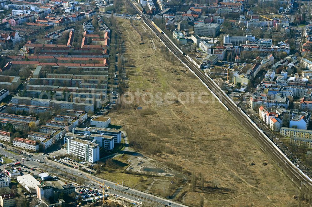 Berlin from the bird's eye view: Development area of a??a??the disused and unused areas on the former marshalling yard of the Deutsche Bahn between Damerowstrasse, Granitzstrasse and Muehlenstrasse to the new city quarter Pankower Tor in Berlin, Germany