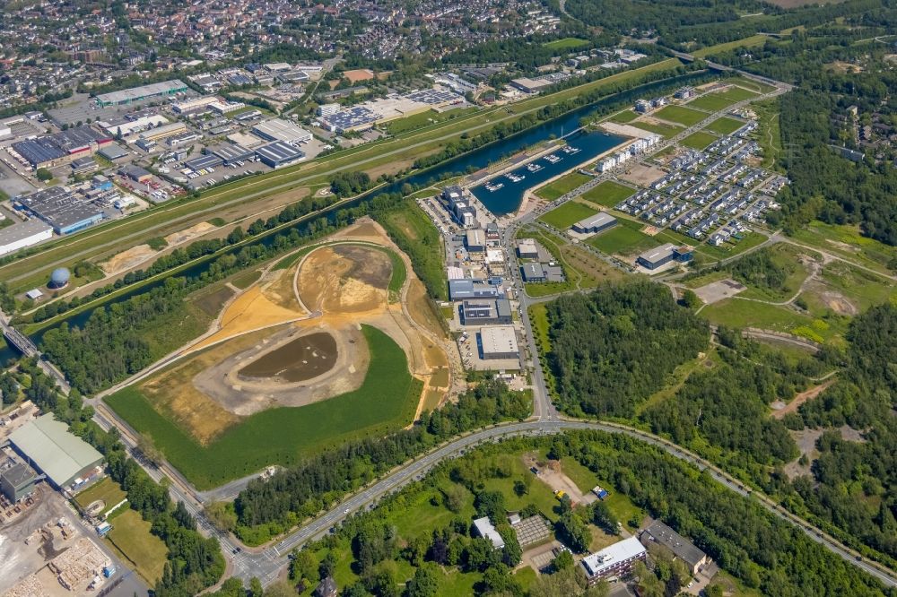 Aerial image Gelsenkirchen - Site development area of the former Zeche Graf Bismarck - remodeling to new construction with residential neighborhoods on the Rhine-Herne Canal in Gelsenkirchen in North Rhine-Westphalia NRW