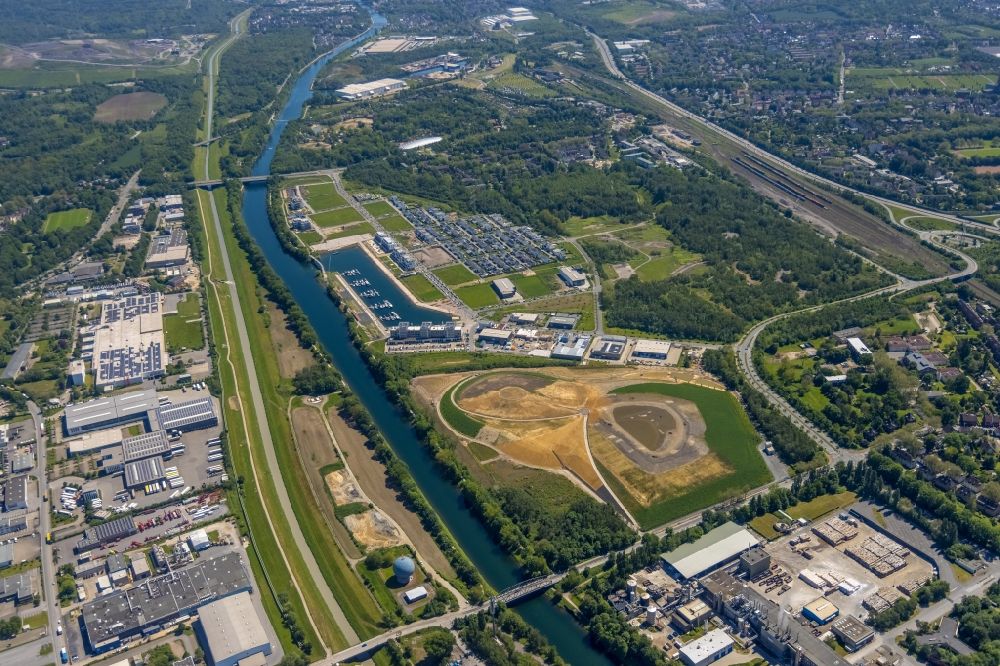 Gelsenkirchen from the bird's eye view: Site development area of the former Zeche Graf Bismarck - remodeling to new construction with residential neighborhoods on the Rhine-Herne Canal in Gelsenkirchen at Ruhrgebiet in North Rhine-Westphalia NRW