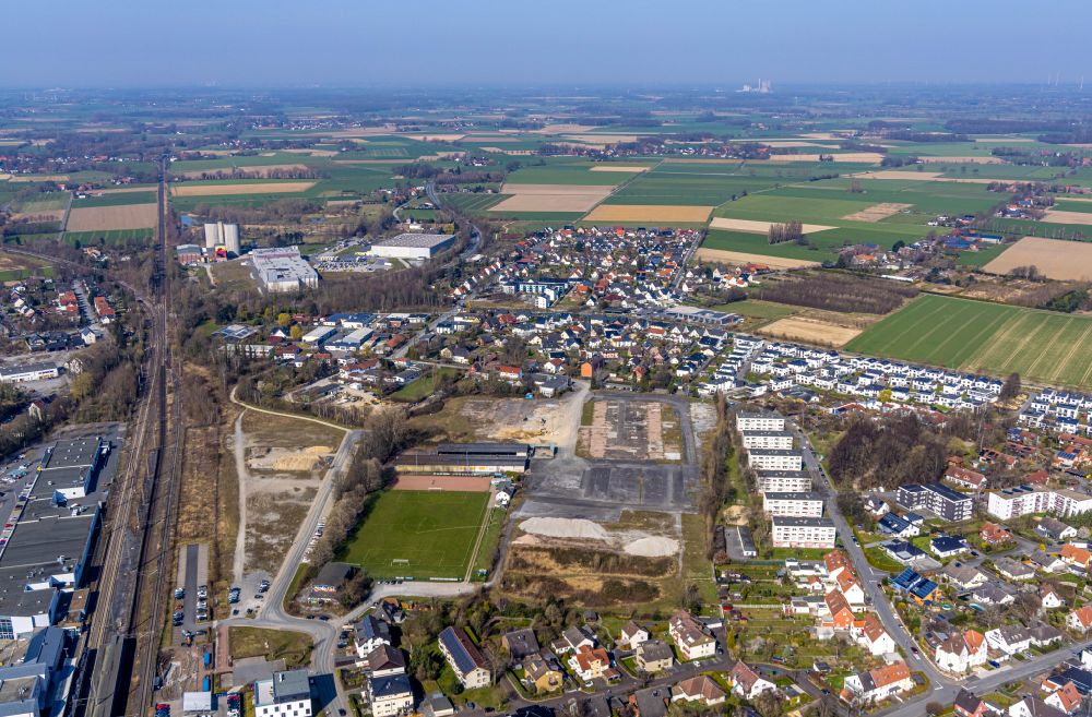 Soest from the bird's eye view: Development area of industrial wasteland with sports ground and new development area on the former Strabag area on Teinenkamp in Soest in the state North Rhine-Westphalia, Germany