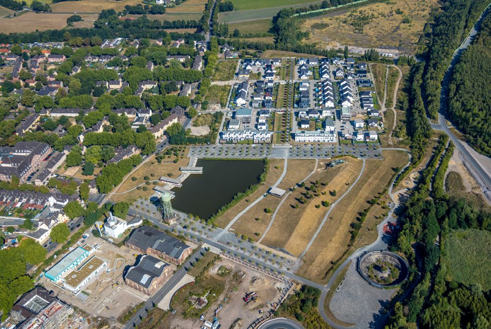 Dinslaken from the bird's eye view: Development area of industrial wasteland on Wasserturm and Bergpark Lohberg overlooking the single-family housing estate Am Kauenkorb in Dinslaken at Ruhrgebiet in the state North Rhine-Westphalia, Germany