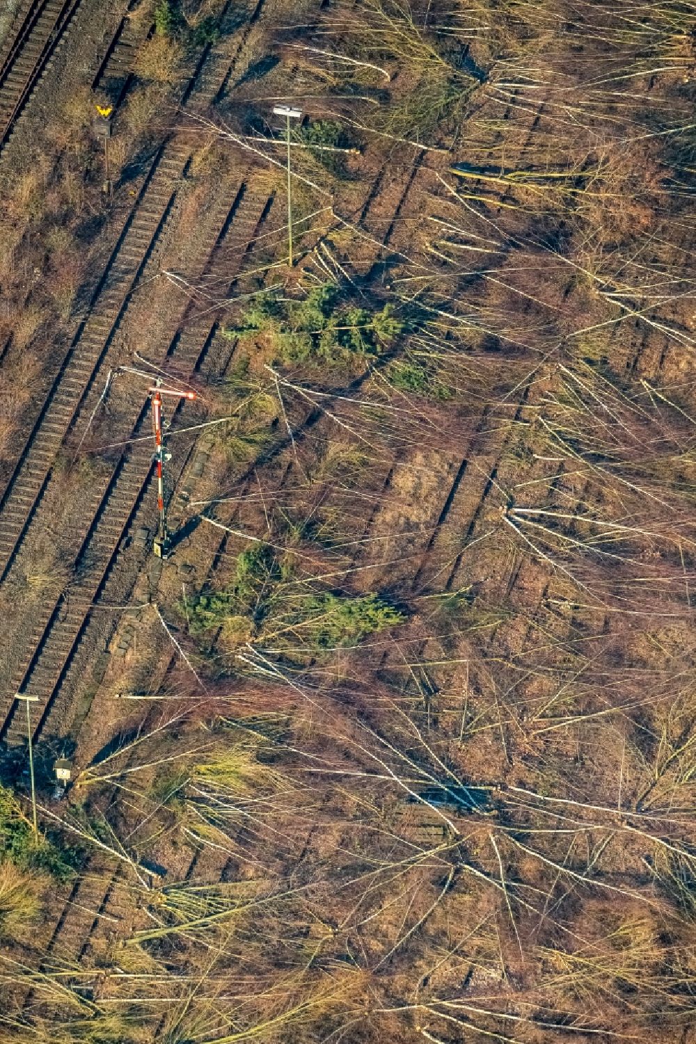 Aerial image Duisburg - Development area of the decommissioned and unused land and real estate on the former marshalling yard and railway station of Deutsche Bahn in the district Dellviertel in Duisburg in the state North Rhine-Westphalia