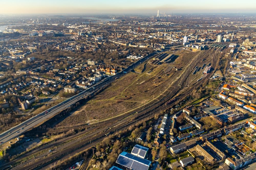 Duisburg from above - Development area of the decommissioned and unused land and real estate on the former marshalling yard and railway station of Deutsche Bahn in the district Dellviertel in Duisburg in the state North Rhine-Westphalia