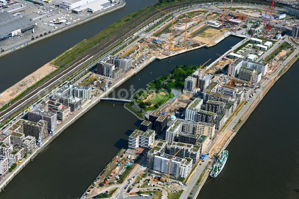 Hamburg from the bird's eye view: Developing field of residential and commercial space along the Baakenallee and Versmannstrasse on Baakenhafen in the district HafenCity in Hamburg, Germany