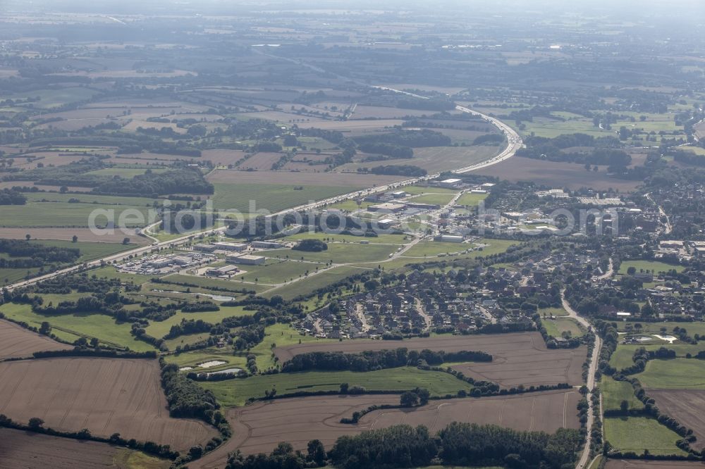 Wesenberg from the bird's eye view: Developing field of residential and commercial space in the district Stubbendorf in Wesenberg in the state Schleswig-Holstein
