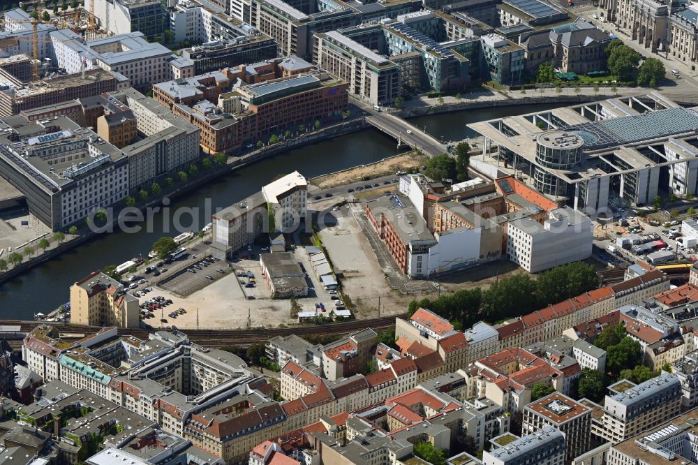 Aerial photograph Berlin - Developing field of residential and commercial space on Schiffbauerdamm on Spree river in the district Mitte in Berlin, Germany