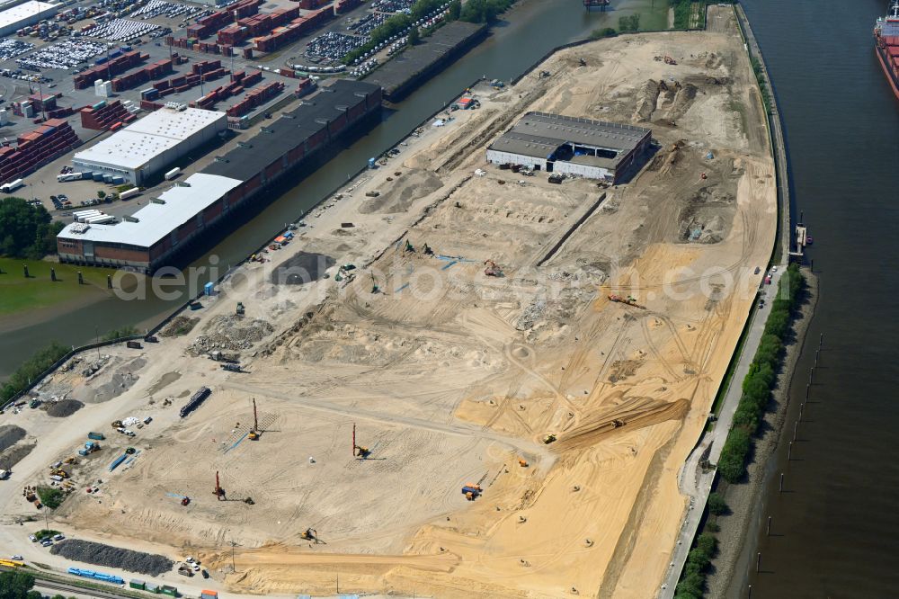 Aerial photograph Hamburg - Demolition work on the site of the former logistics center ruin Ueberseezentrum on Schuhmacherwerder - Moldauhafen in the district Kleiner Grasbrook in Hamburg, Germany