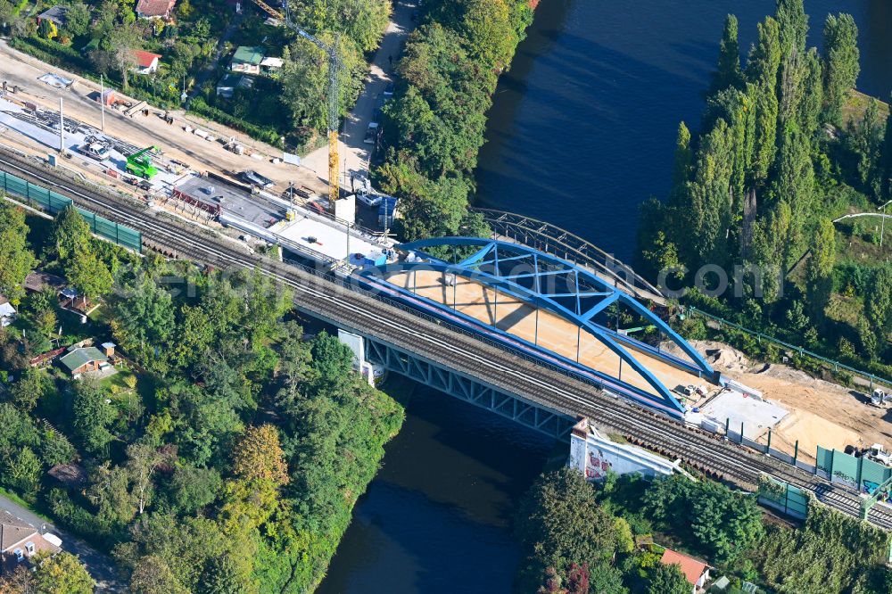 Aerial image Berlin - Construction site for the assembly of the replacement railway bridge structure for the routing of the railway tracks on Mariendorfer Hafensteg ueber den Teltowkanal in the district Tempelhof in Berlin, Germany