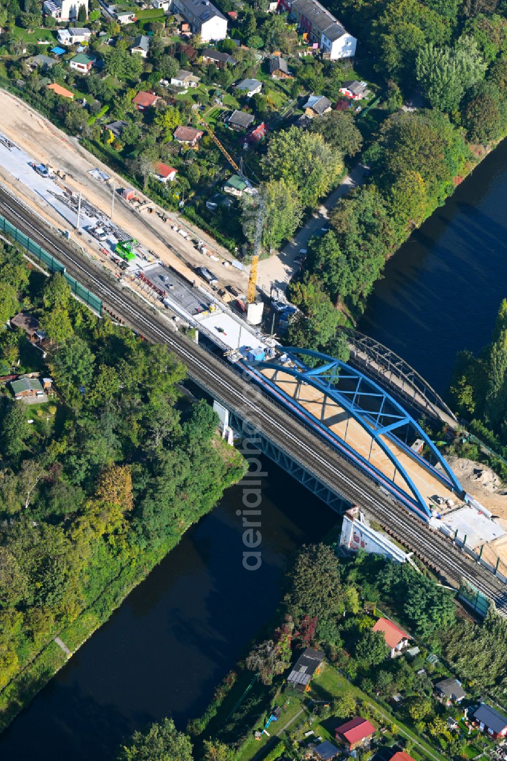 Aerial photograph Berlin - Construction site for the assembly of the replacement railway bridge structure for the routing of the railway tracks on Mariendorfer Hafensteg ueber den Teltowkanal in the district Tempelhof in Berlin, Germany