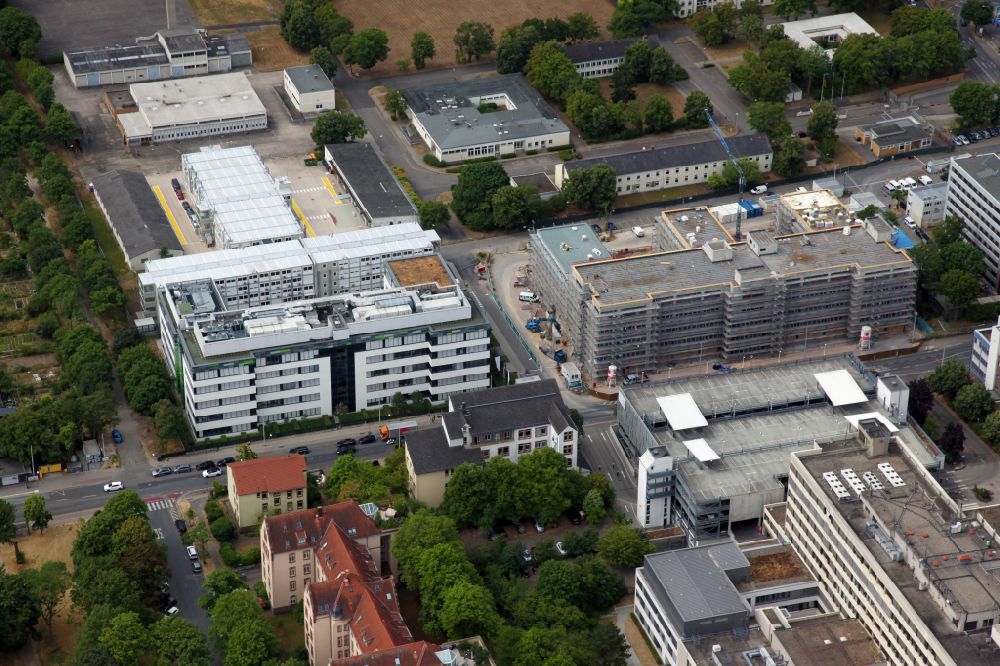 Mainz from the bird's eye view: Extension construction site at the research building and office complex of the company Biontech on the former site of the General Feldzeugmeister barracks on street An der Goldgrube in Mainz in the state of Rhineland-Palatinate