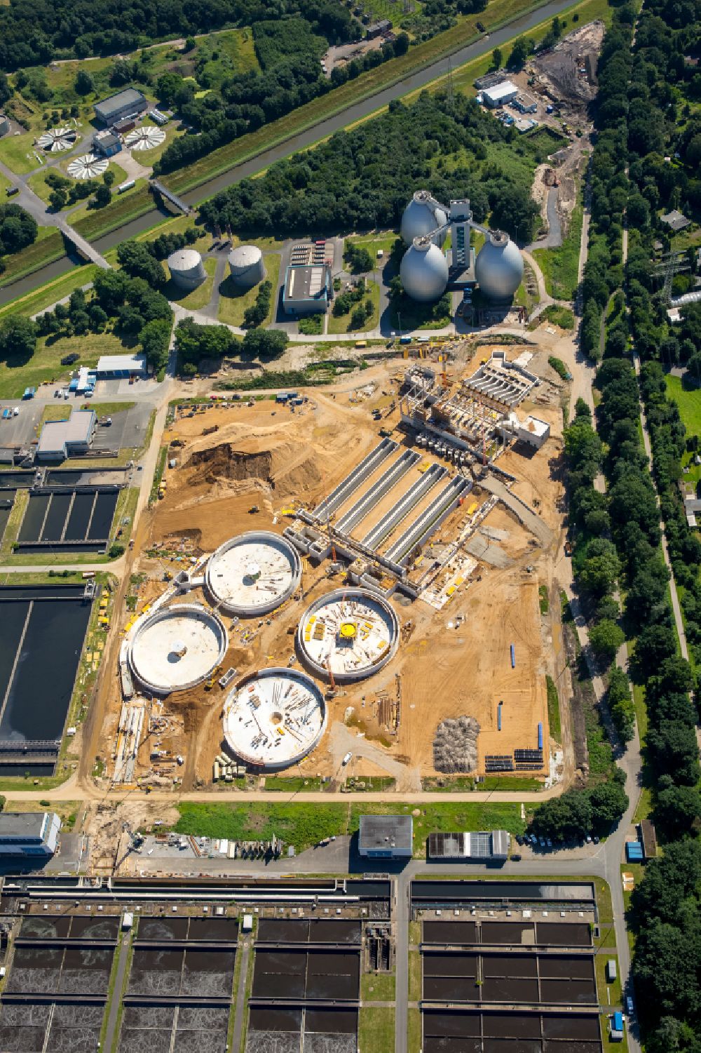 Aerial image Walsum - new construction site and extension of the sewage treatment basins and purification stages Klaeranlage Emschermuendung in Walsum in the state North Rhine-Westphalia, Germany