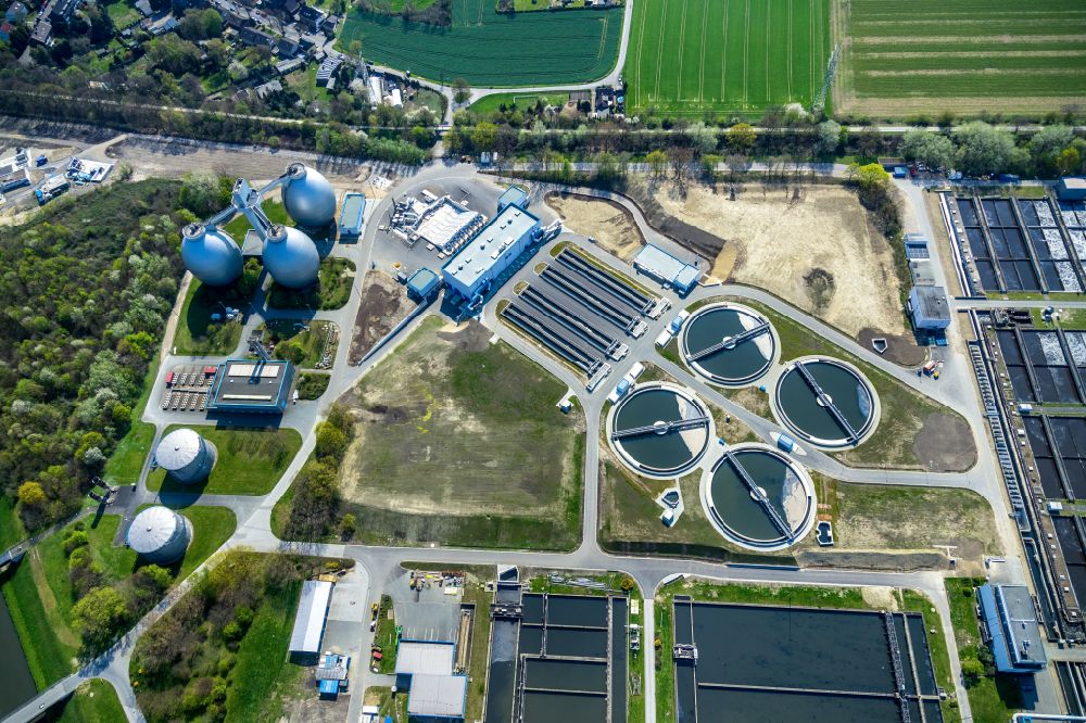 Aerial photograph Walsum - new construction site and extension of the sewage treatment basins and purification stages Klaeranlage Emschermuendung in Walsum in the state North Rhine-Westphalia, Germany