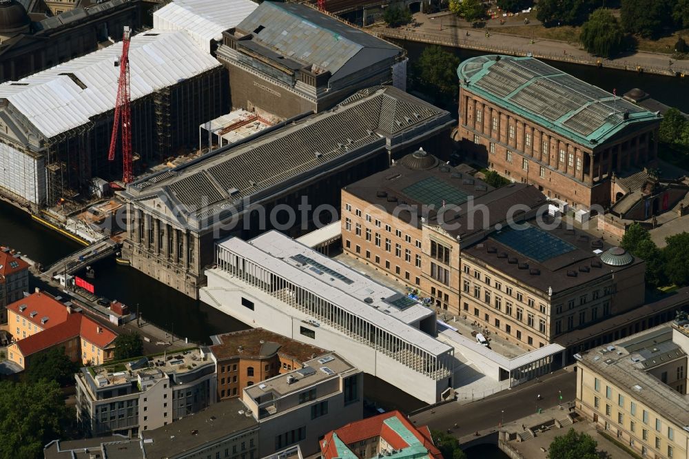 Berlin from the bird's eye view: Extension of a new construction site at the Museum- Building James-Simon-Galerie on Eiserne Bruecke of Museumsinsel in the district Mitte in Berlin, Germany