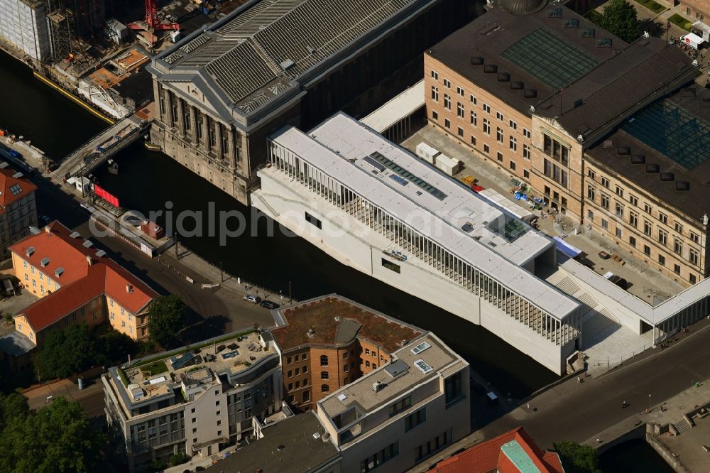 Berlin from the bird's eye view: Extension of a new construction site at the Museum- Building James-Simon-Galerie on Eiserne Bruecke of Museumsinsel in the district Mitte in Berlin, Germany