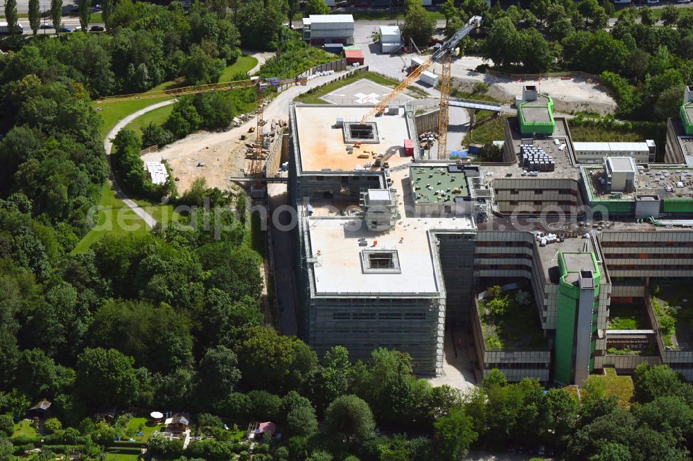 Aerial photograph München - Construction site for a new extension to the hospital grounds Muenchen Klinik Bogenhausen on street Englschalkinger Strasse in the district Bogenhausen in Munich in the state Bavaria, Germany