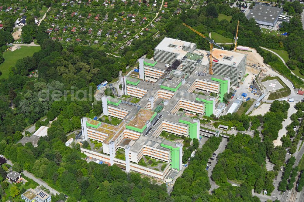 München from the bird's eye view: Construction site for a new extension to the hospital grounds Muenchen Klinik Bogenhausen on street Englschalkinger Strasse in the district Bogenhausen in Munich in the state Bavaria, Germany