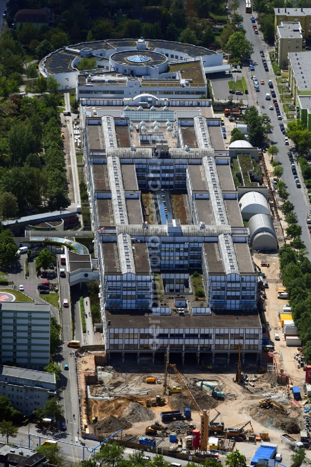 Aerial photograph Berlin - Construction site for a new extension to the hospital grounds Vivantes Klinikum Neukoelln on street Rudower Chaussee in the district Neukoelln in Berlin, Germany