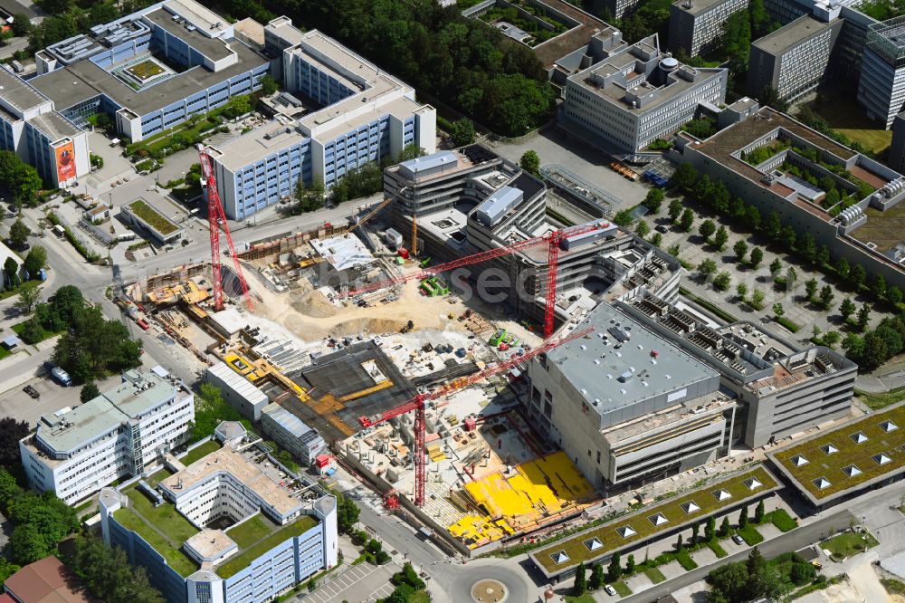 Aerial photograph Unterföhring - Expansion site on the building complex of the transmitter New Campus of ProSieben Sat.1 Media SE on Medienallee - Gutenbergstrasse in Unterfoehring in the state Bavaria, Germany