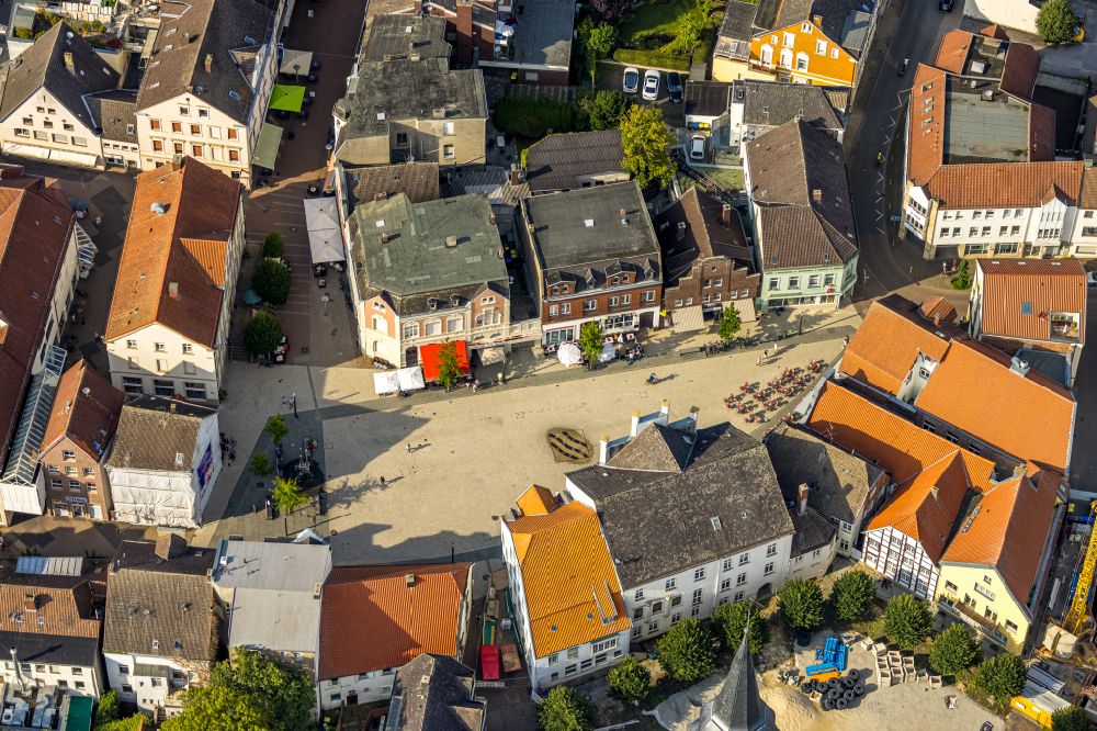 Beckum from above - Half-timbered house and multi-family house- residential area in the old town area and inner city center on street Markt in Beckum at Ruhrgebiet in the state North Rhine-Westphalia, Germany