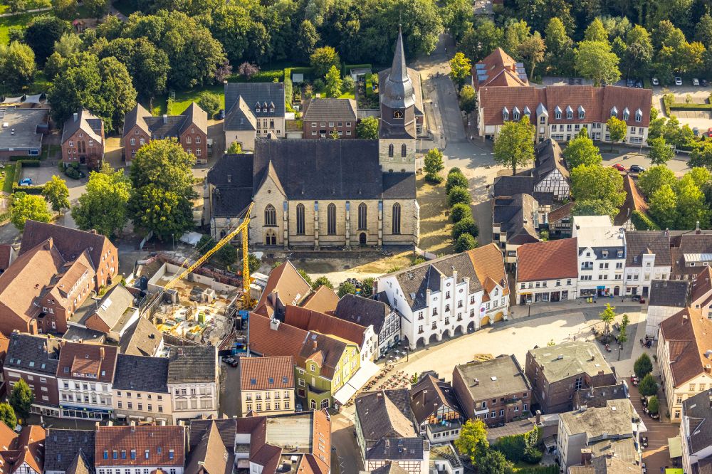 Beckum from the bird's eye view: Half-timbered house and multi-family house- residential area in the old town area and inner city center on street Markt in Beckum at Ruhrgebiet in the state North Rhine-Westphalia, Germany