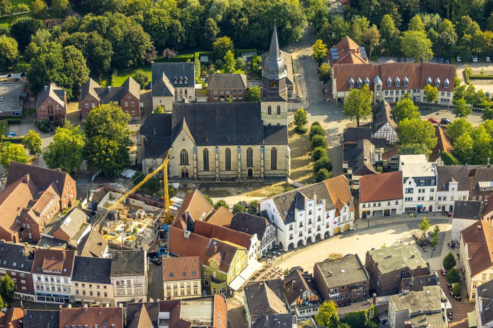 Aerial image Beckum - Half-timbered house and multi-family house- residential area in the old town area and inner city center on street Markt in Beckum at Ruhrgebiet in the state North Rhine-Westphalia, Germany