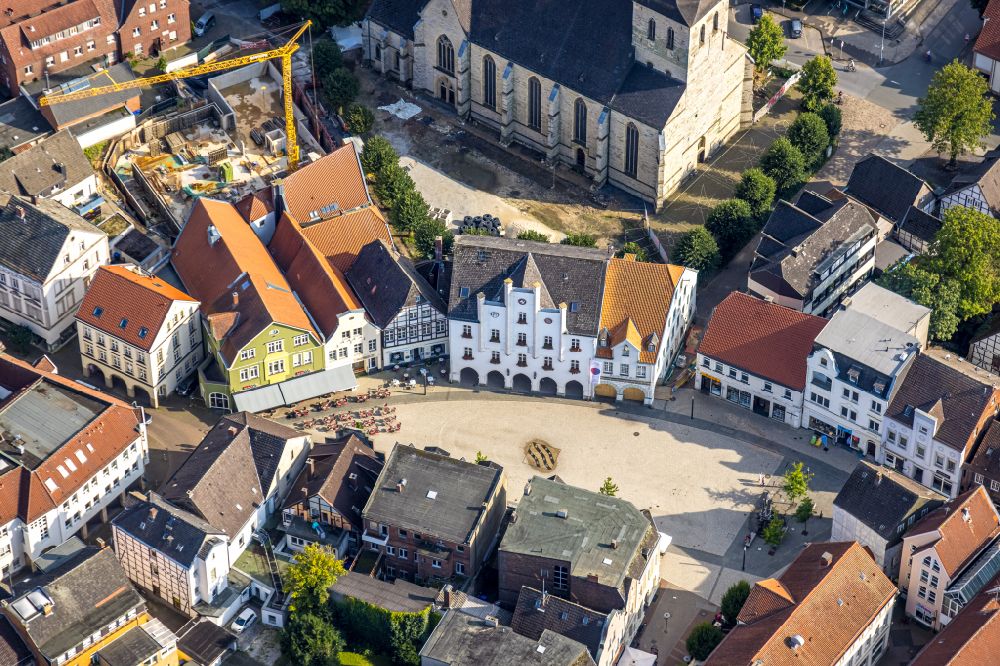 Aerial image Beckum - Half-timbered house and multi-family house- residential area in the old town area and inner city center on street Markt in Beckum at Ruhrgebiet in the state North Rhine-Westphalia, Germany