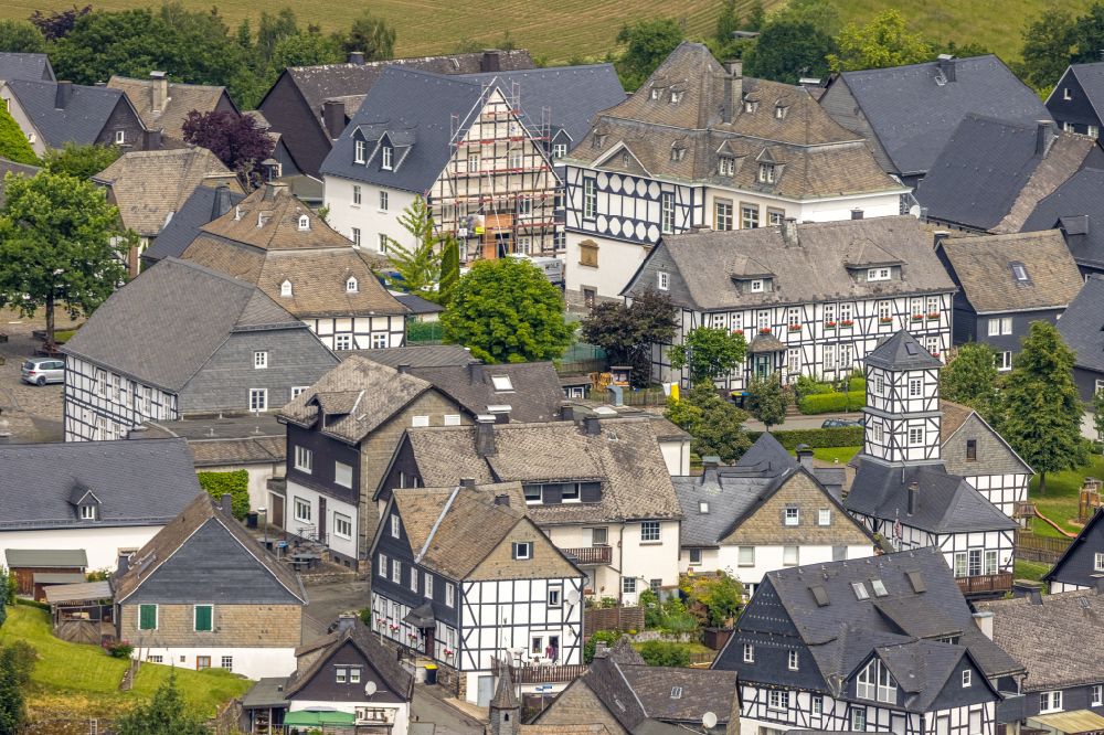Aerial photograph Eversberg - Half-timbered house and multi-family house- residential area in the old town area and inner city center in Eversberg at Sauerland in the state North Rhine-Westphalia, Germany