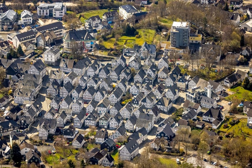 Freudenberg from the bird's eye view: Half-timbered house and multi-family house- residential area in the old town area and inner city center in the district Alter Flecken in Freudenberg in the state North Rhine-Westphalia, Germany