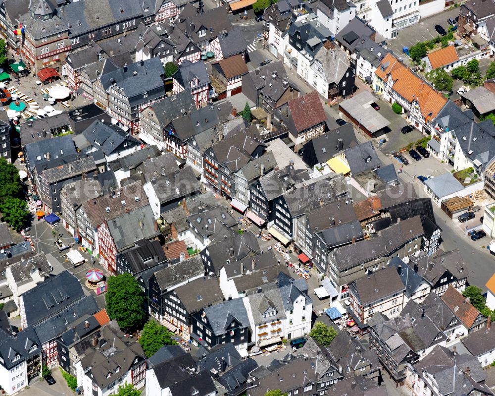 Herborn from the bird's eye view: Half-timbered house and multi-family house- residential area in the old town area and inner city center on street Hauptstrasse in Herborn in the state Hesse, Germany