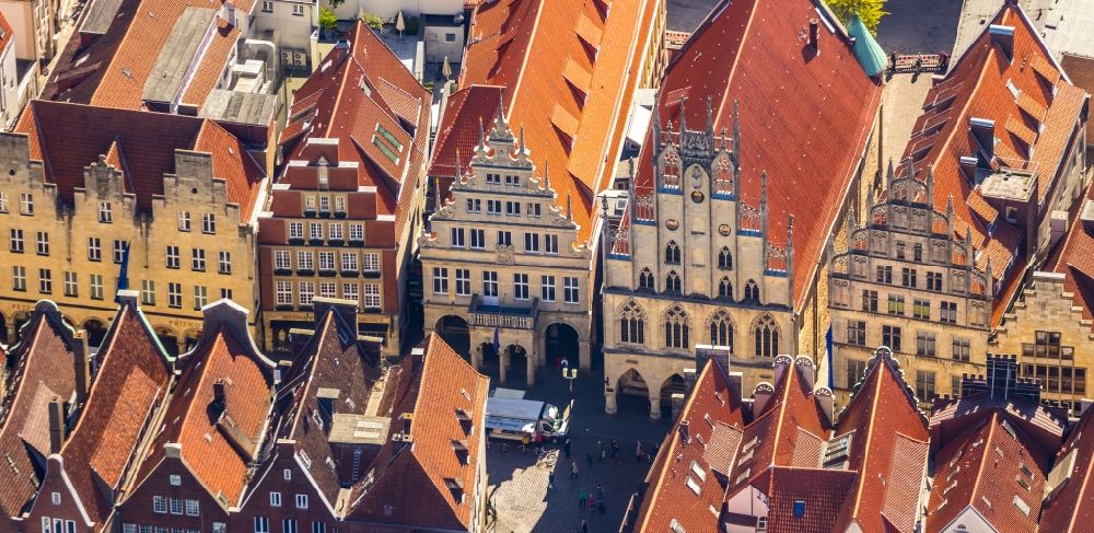 Aerial photograph Münster - Half-timbered house and multi-family house- residential area in the old town area and inner city center on Prinzipalmarkt in the district Altstadt in Muenster in the state North Rhine-Westphalia, Germany