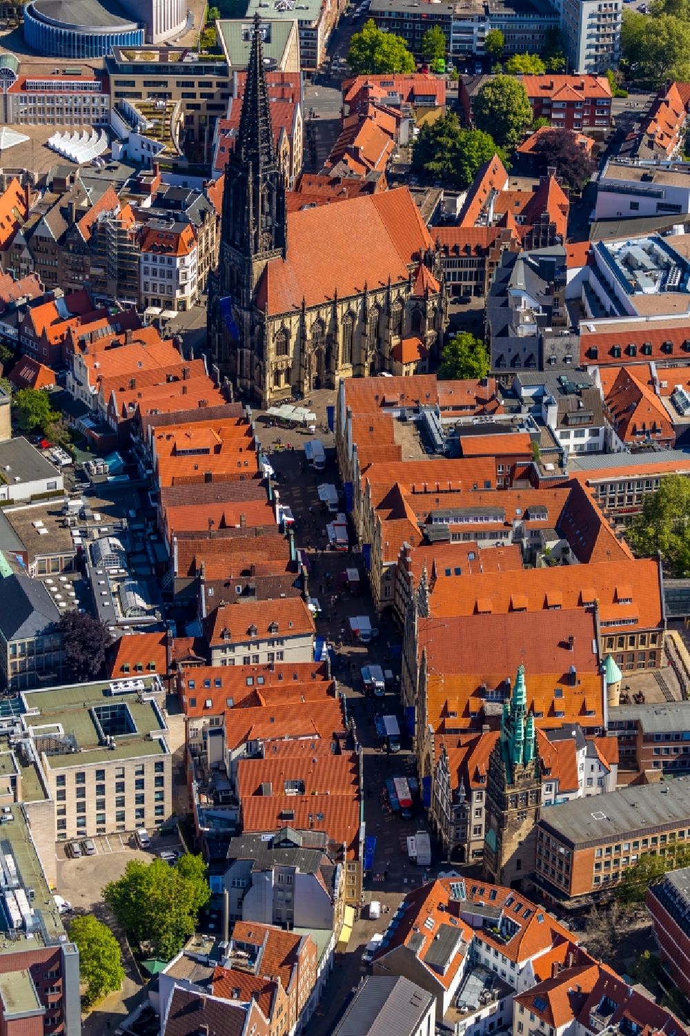 Münster from the bird's eye view: Half-timbered house and multi-family house- residential area in the old town area and inner city center on Prinzipalmarkt in the district Altstadt in Muenster in the state North Rhine-Westphalia, Germany