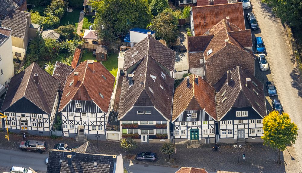 Arnsberg from the bird's eye view: Half-timbered house and multi-family house- residential area in the old town area and inner city center on street Mendener Strasse in the district Neheim in Arnsberg at Sauerland in the state North Rhine-Westphalia, Germany