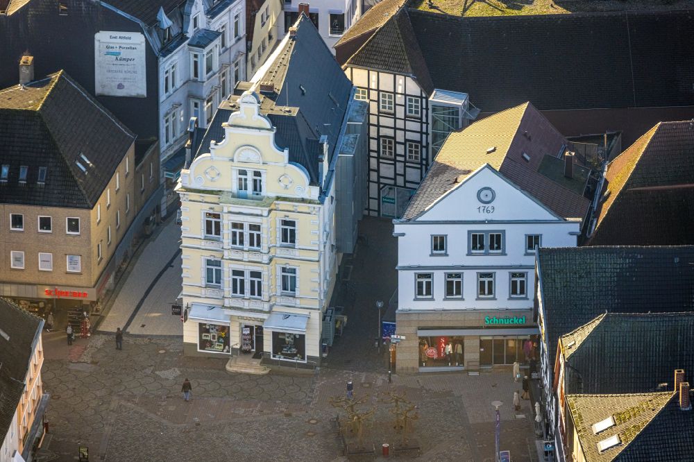 Unna from the bird's eye view: Half-timbered house and multi-family house- residential area in the old town area and inner city center on street Markt in Unna at Ruhrgebiet in the state North Rhine-Westphalia, Germany